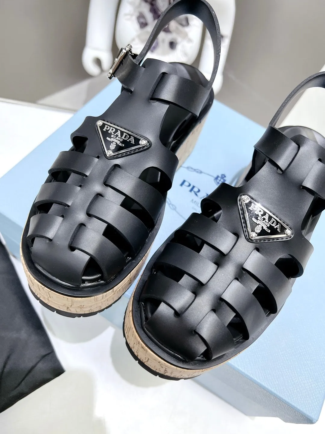 👟👟Ex-factory price 500👟👟 Super popular prada 2023 latest spring and summer zigzag Roman braided thick-soled rubber sandals E64. Retro, fashionable and avant-garde gears with 55mm thick soles and rubber uppers make the whole pair of shoes light and comfortable. Bright colors provide a variety of choices for fashionable people with different styles! The iconic metal triangle logo is paired with the shape of ancient beach sandals. Every design element is fashionable! Code number 35-40